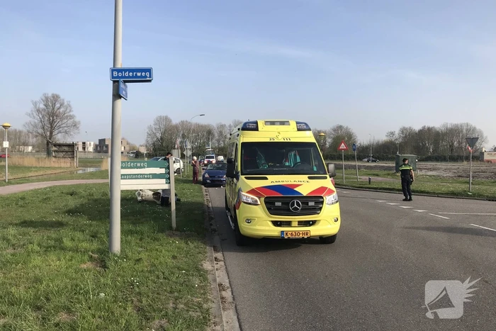 Automobiliste botst op scooterrijder