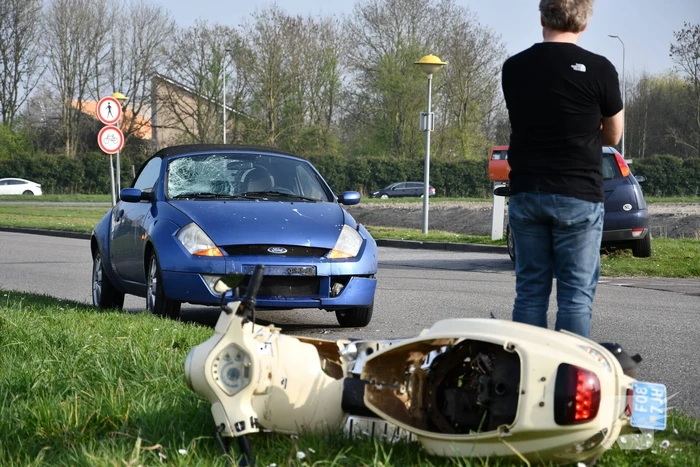 Automobiliste botst op scooterrijder
