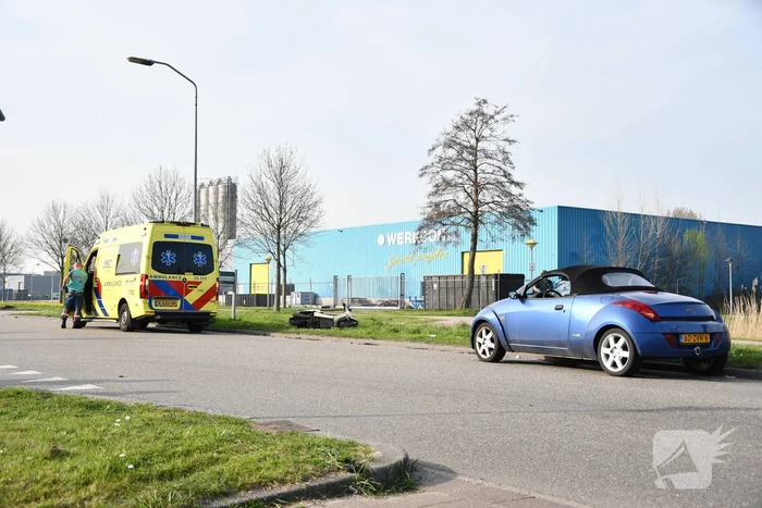 Automobiliste botst op scooterrijder