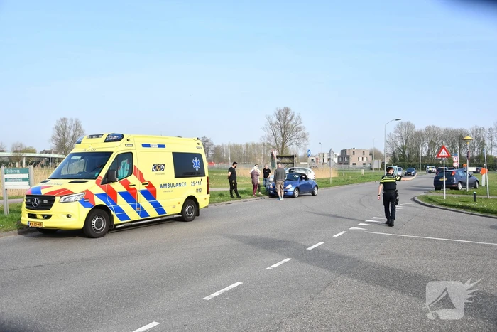 Automobiliste botst op scooterrijder