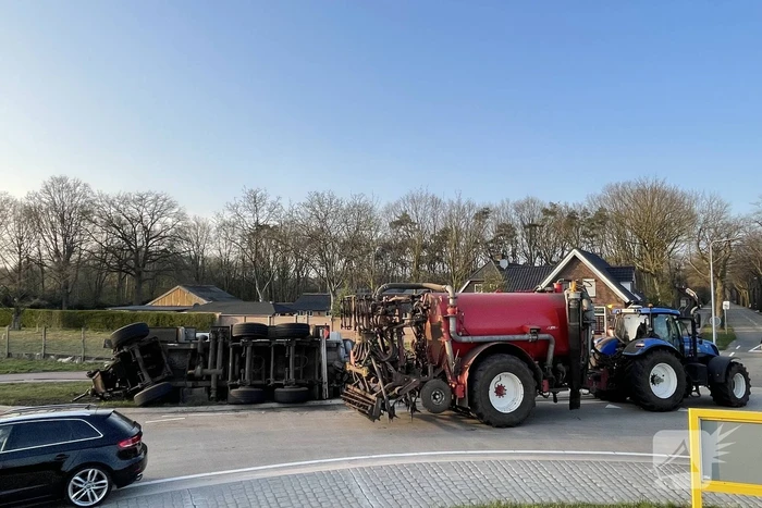 Giertank met mest gekanteld op rotonde