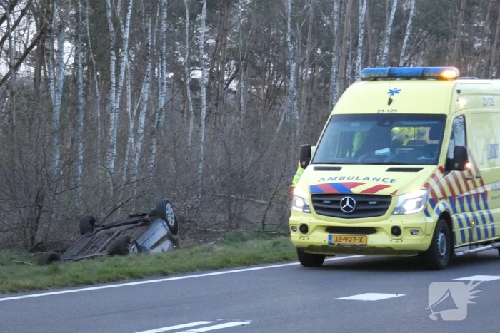 Auto op z'n kop in de sloot na ongeval