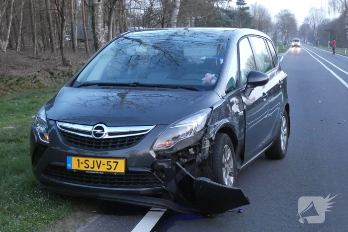 Auto op z'n kop in de sloot na ongeval