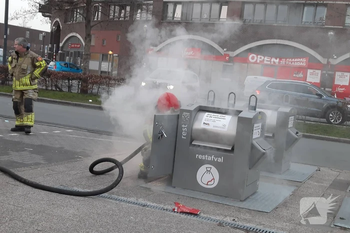 Brandweer blust brand in ondergrondse container