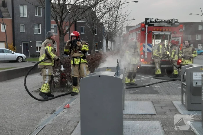 Brandweer blust brand in ondergrondse container
