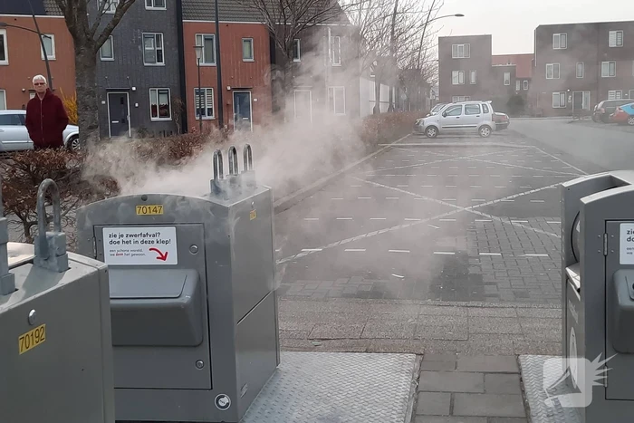 Brandweer blust brand in ondergrondse container