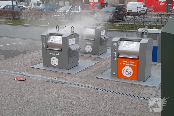 Brandweer blust brand in ondergrondse container
