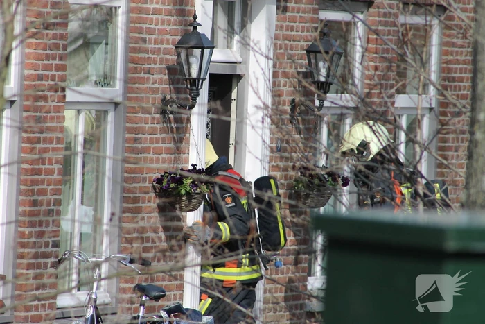 Brandweer doet onderzoek naar gaslucht in woning