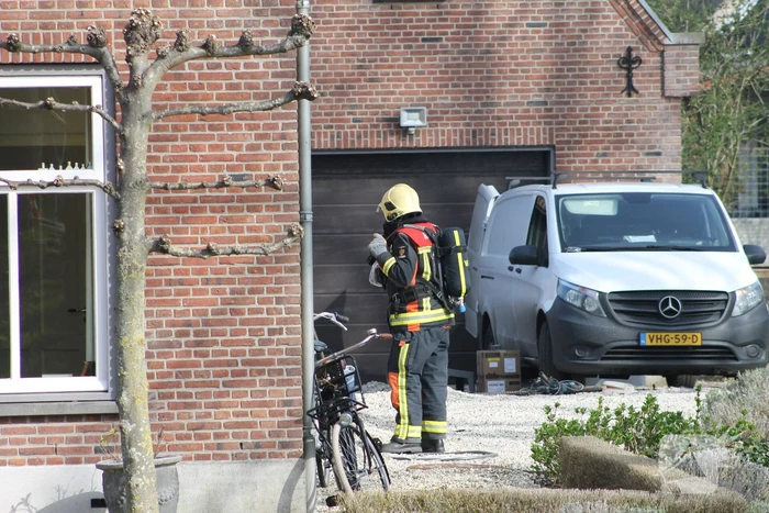 Brandweer doet onderzoek naar gaslucht in woning