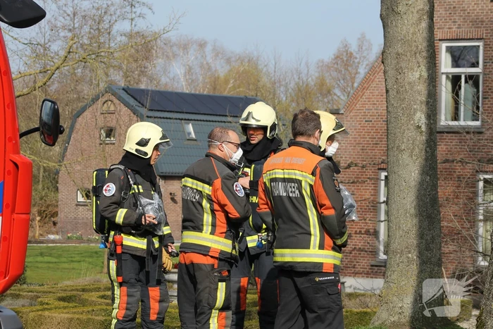 Brandweer doet onderzoek naar gaslucht in woning