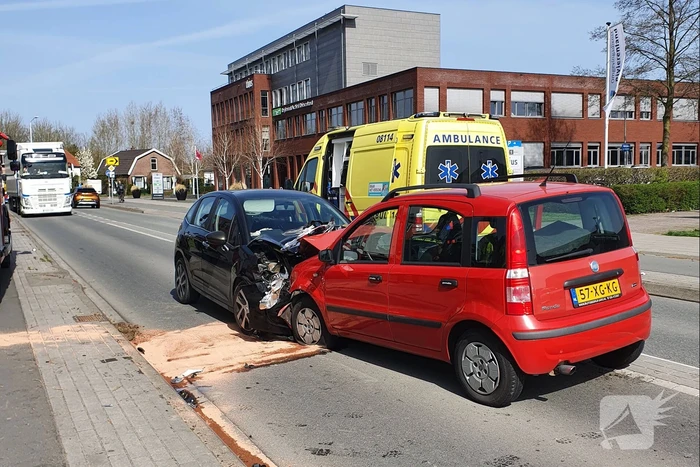 Twee auto's botsen frontaal op elkaar