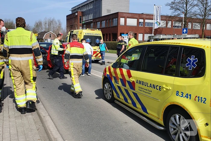 Twee auto's botsen frontaal op elkaar