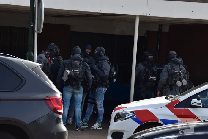Woning gewapende man omsingeld door arrestatieteam