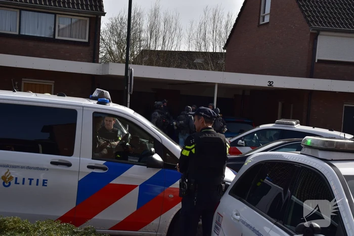 Woning gewapende man omsingeld door arrestatieteam