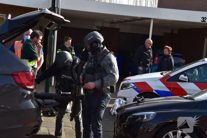 Woning gewapende man omsingeld door arrestatieteam