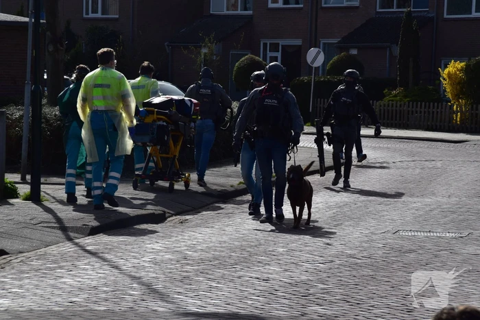 Woning gewapende man omsingeld door arrestatieteam