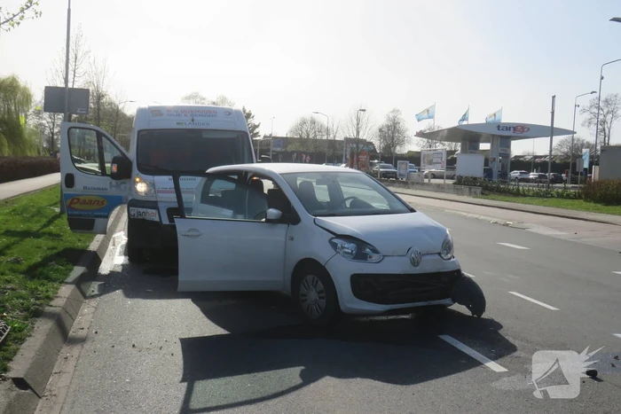 Drie voertuigen botsen op elkaar
