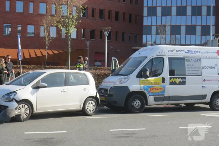 Drie voertuigen botsen op elkaar