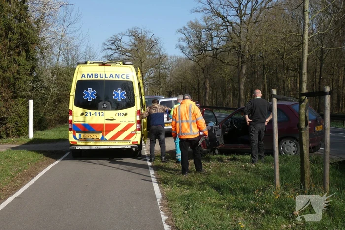 Twee bestelbussen en personenwagen botsen op elkaar