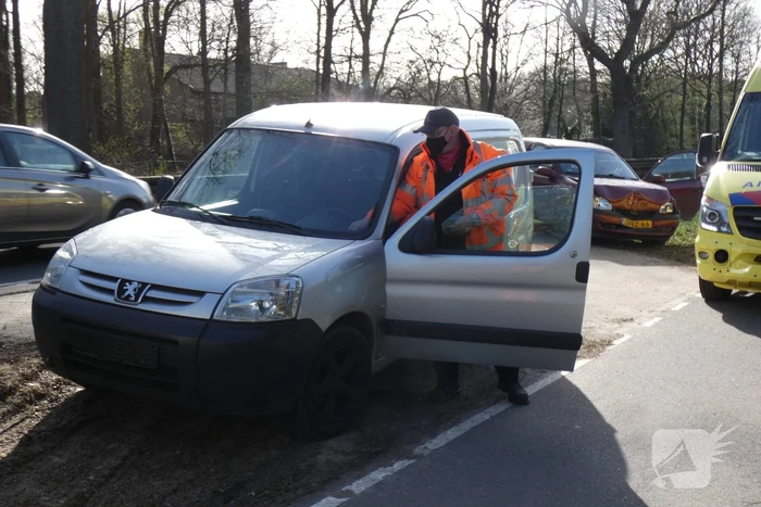 Twee bestelbussen en personenwagen botsen op elkaar