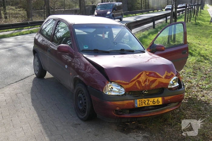 Twee bestelbussen en personenwagen botsen op elkaar