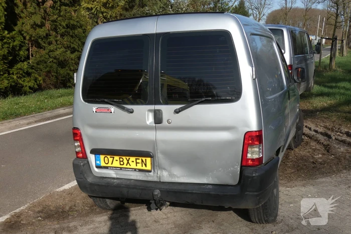 Twee bestelbussen en personenwagen botsen op elkaar