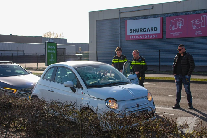 Kop-staart aanrijding met meerdere voertuigen