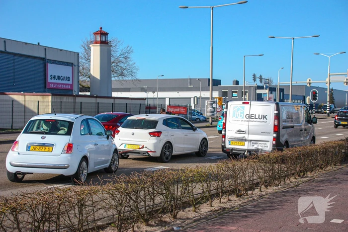 Kop-staart aanrijding met meerdere voertuigen