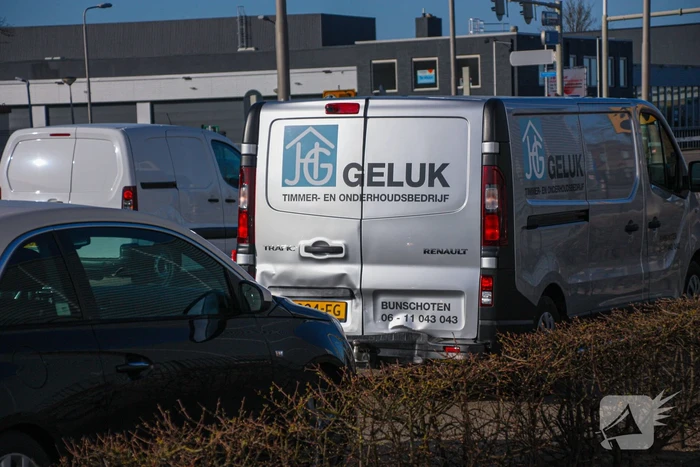 Kop-staart aanrijding met meerdere voertuigen