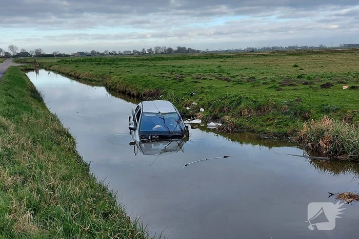 Automobilist raakt met auto te water