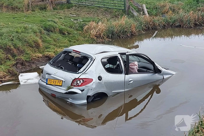 Automobilist raakt met auto te water