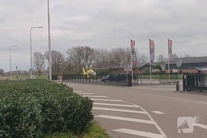 Traumahelikopter landt voor persoon in vrachtwagentrailer