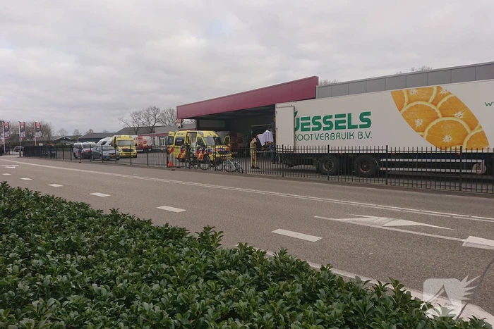 Traumahelikopter landt voor persoon in vrachtwagentrailer