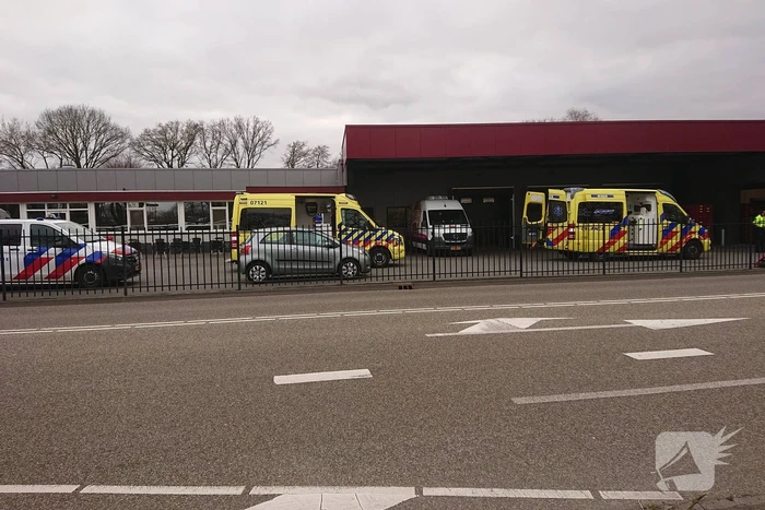 Traumahelikopter landt voor persoon in vrachtwagentrailer