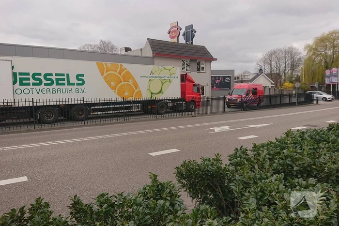 Traumahelikopter landt voor persoon in vrachtwagentrailer