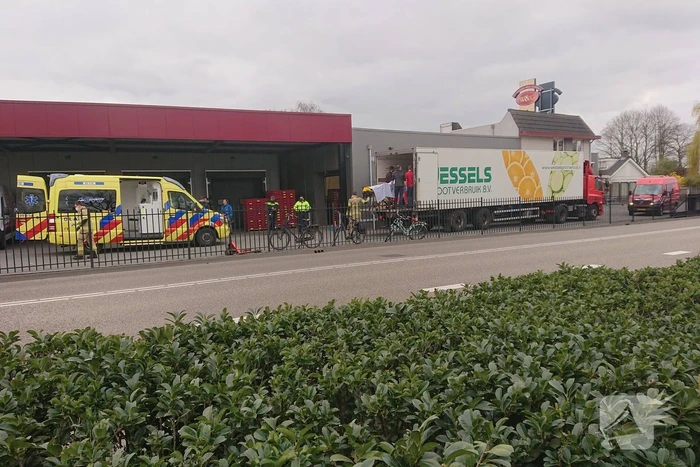 Traumahelikopter landt voor persoon in vrachtwagentrailer