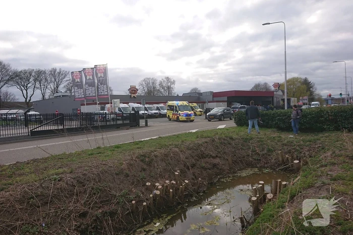 Traumahelikopter landt voor persoon in vrachtwagentrailer