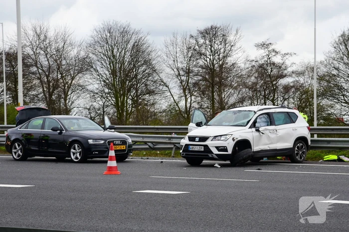 Persoon gewond bij botsing tussen personenauto en vrachtwagen