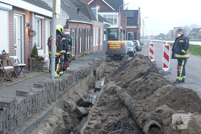 Stoeptegels gevallen op leiding