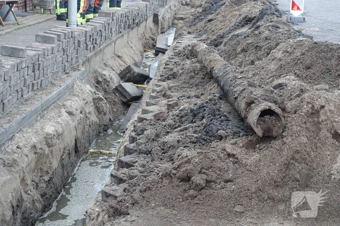 Stoeptegels gevallen op leiding