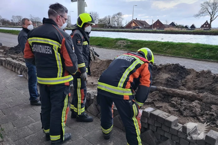 Stoeptegels gevallen op leiding