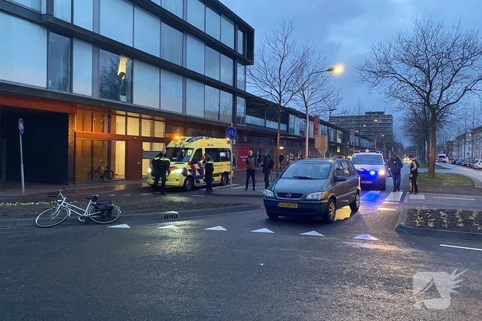 Man op leeftijd geschept door personenauto