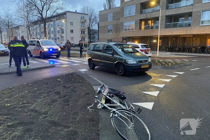 Man op leeftijd geschept door personenauto