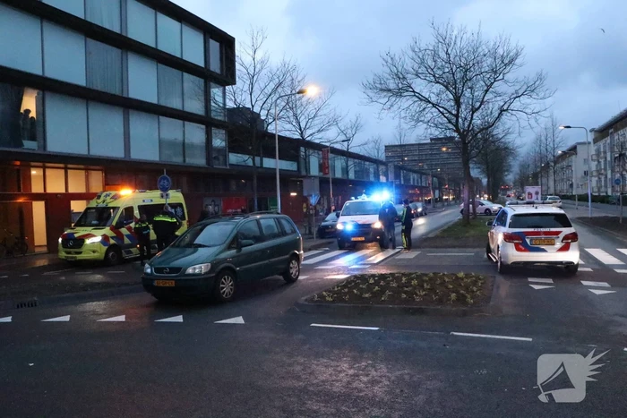 Man op leeftijd geschept door personenauto