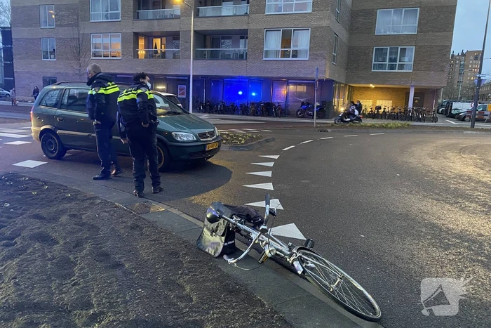 Man op leeftijd geschept door personenauto