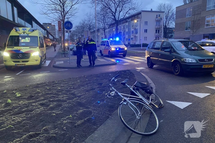 Man op leeftijd geschept door personenauto