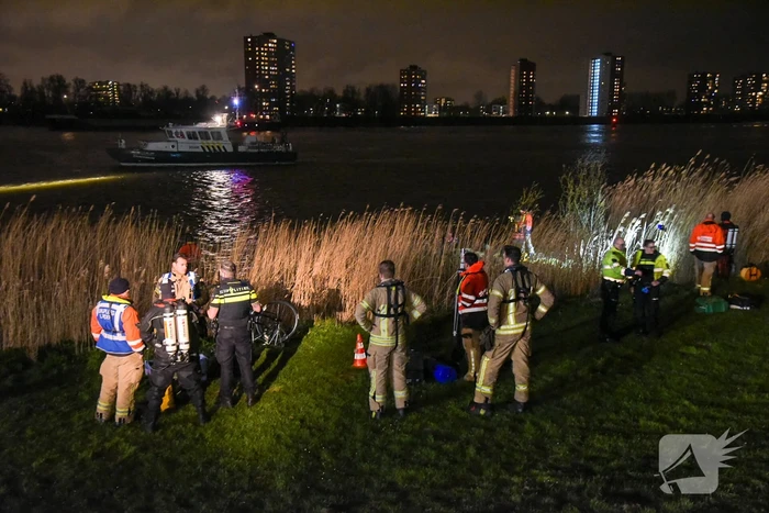 Grote zoekactie na gevonden fiets langs waterkant
