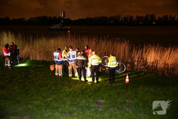 Grote zoekactie na gevonden fiets langs waterkant