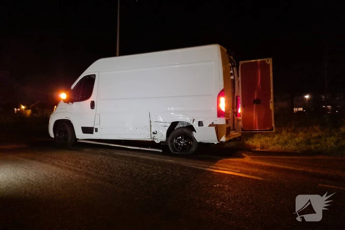 Twee bestelbussen botsen op elkaar