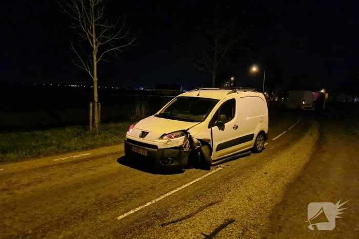 Twee bestelbussen botsen op elkaar